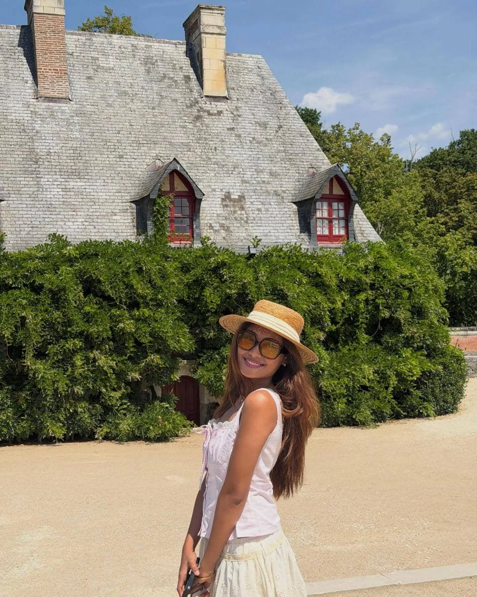 Novia Bachmid berkeliling kastil Château de Chenonceau