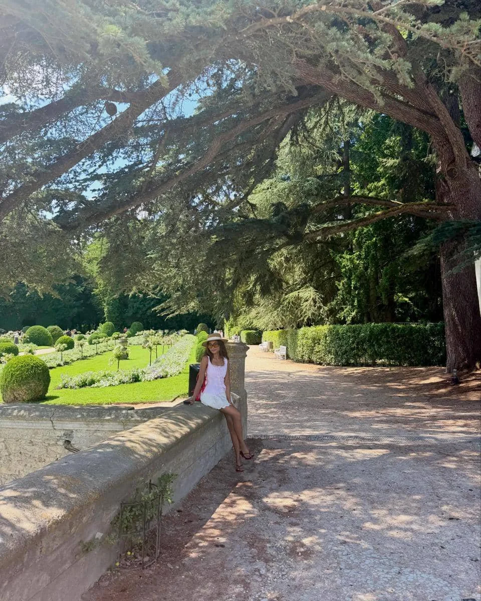 Novia Bachmid berkeliling kastil Château de Chenonceau