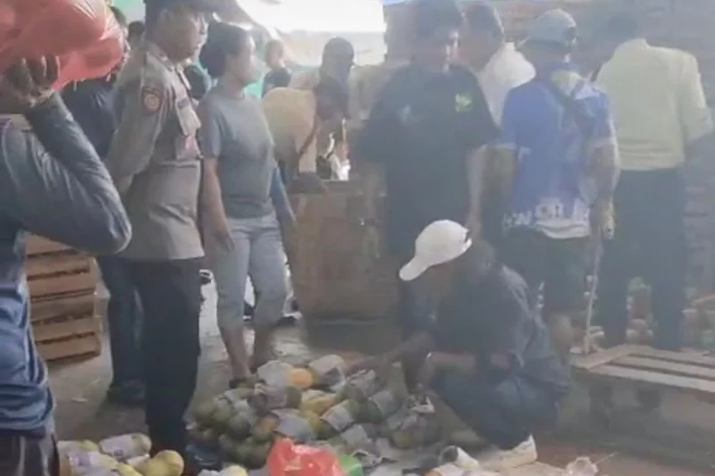 "Ngapain Kamu Video-video?" Pedagang Ngaku Diintimidasi Polisi Saat Penertiban Lapak