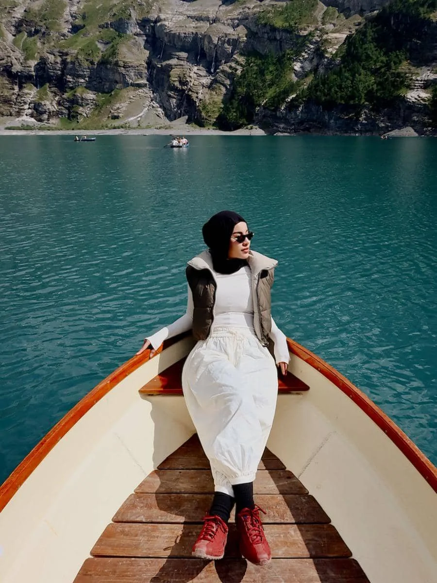 Emy Aghnia jalan-jalan di Danau Oeschinen