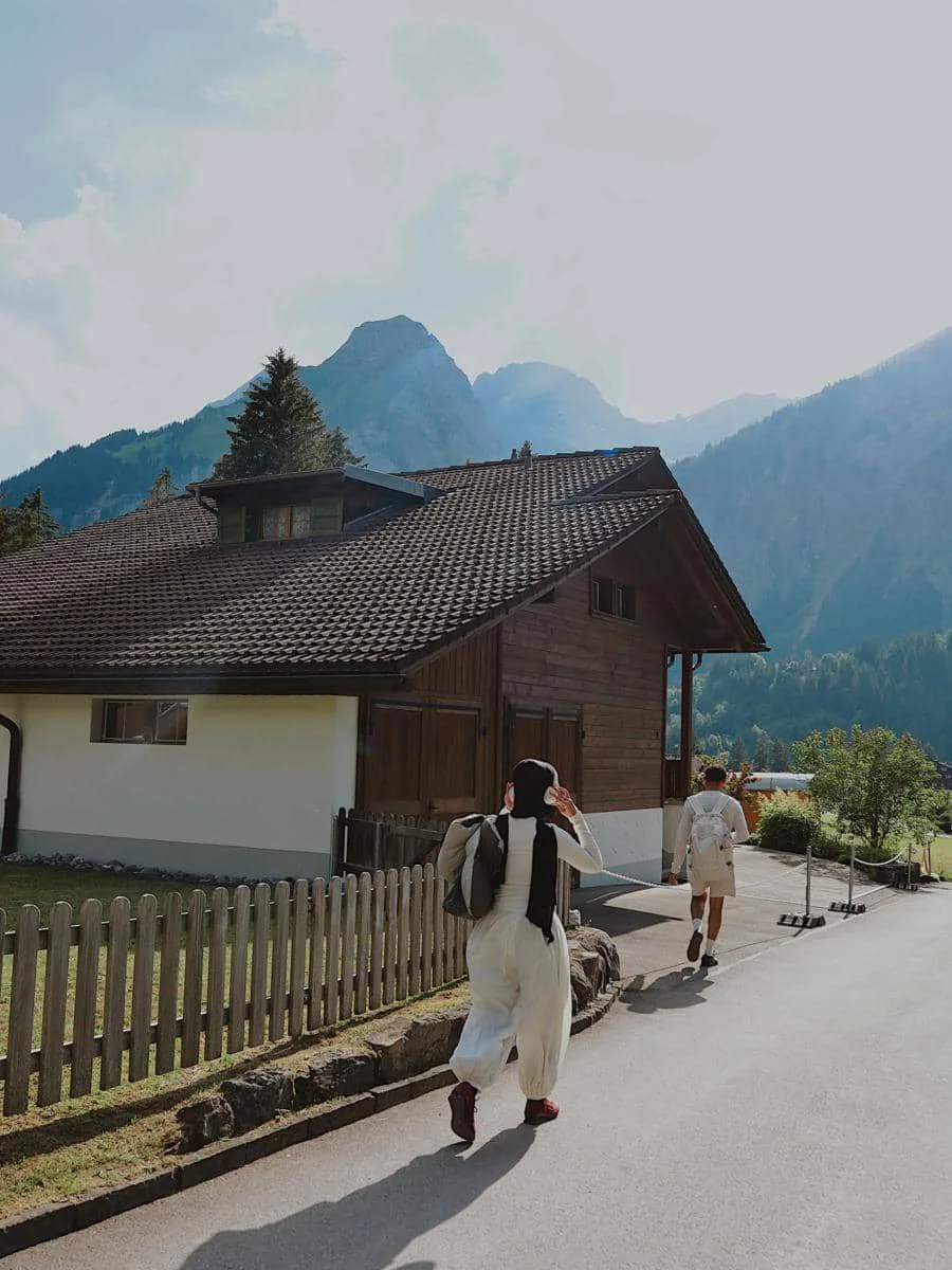 Emy Aghnia jalan-jalan di Danau Oeschinen