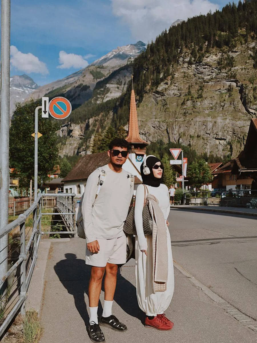 Emy Aghnia jalan-jalan di Danau Oeschinen