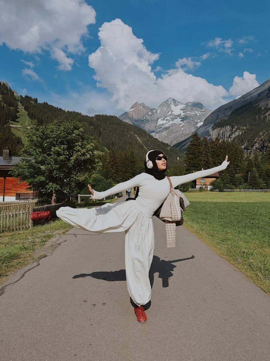 Emy Aghnia jalan-jalan di Danau Oeschinen