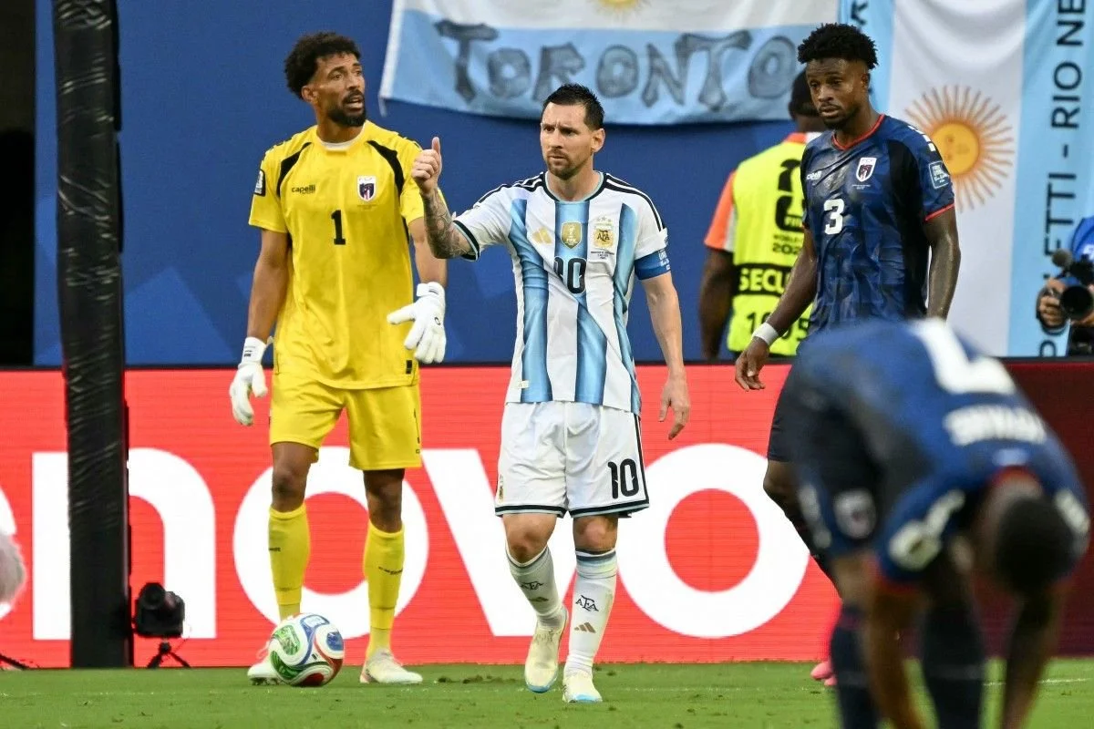 Penyerang timnas Argentina, Lionel Messi, memberi jempol di samping kiper Tanjung Verde, Vozinha, pada laga babak 32 besar Piala Dunia 2026 antara Argentina dan Tanjung Verde di Stadion Miami di Miami Gardens pada 3 Juli 2026.