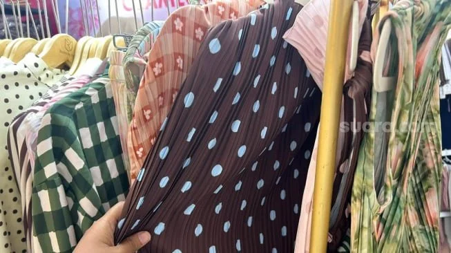 Koleksi plisket di Glamlocal Mid Year Sale di Pasaraya Blok M, Jakarta Selatan Juli 2026. [Suara.com/Dini Afrianti]