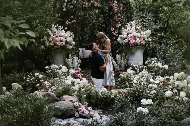 Taylor Swift dan Travis Kelce bertunangan