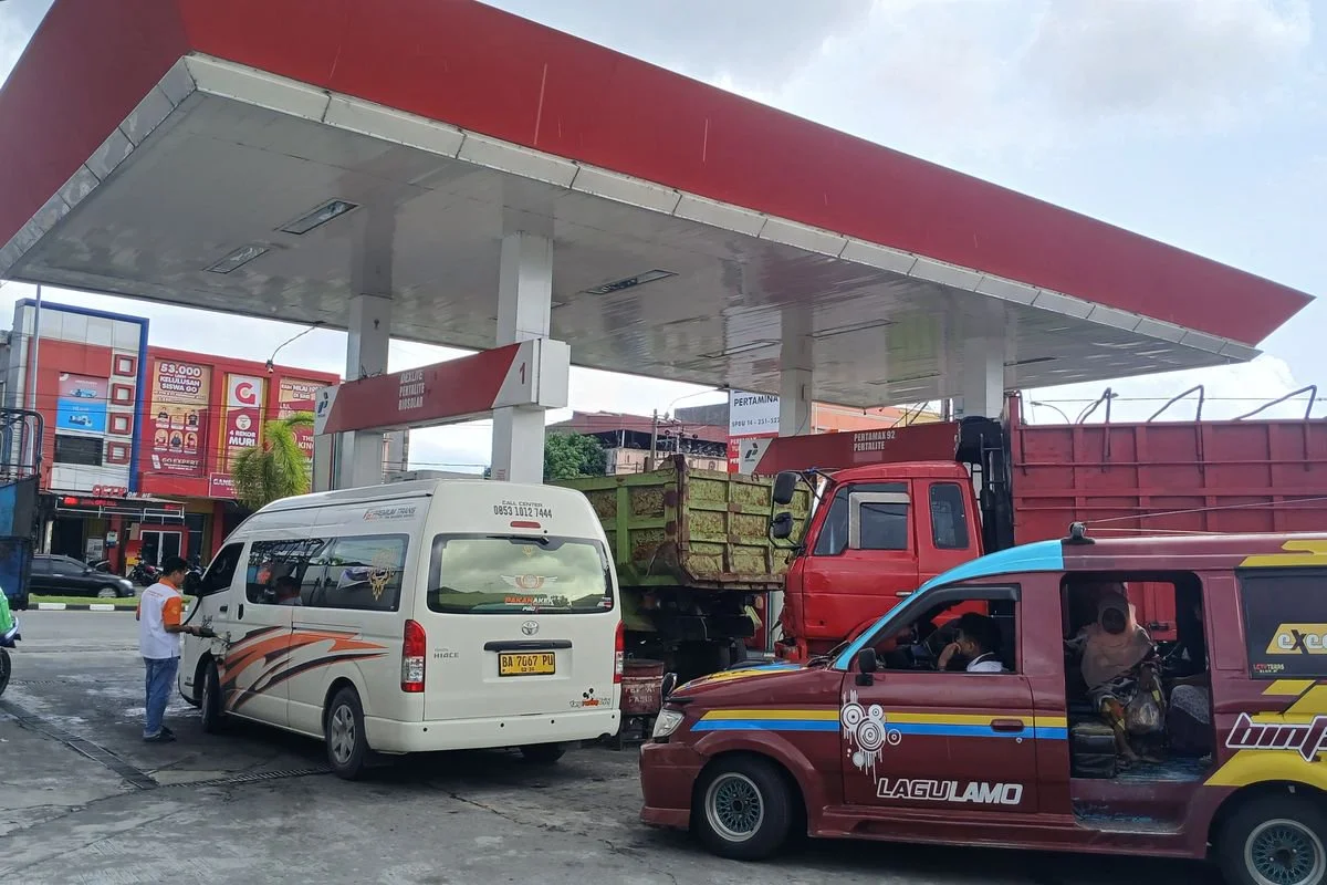 Antrean kendaraan mengisi Biosolar mengular hingga keluar area SPBU di Jalan Dr. Sutomo, Padang, Senin (20/4/2026). Lonjakan terjadi setelah kenaikan harga BBM non-subsidi mendorong pengguna beralih ke solar.