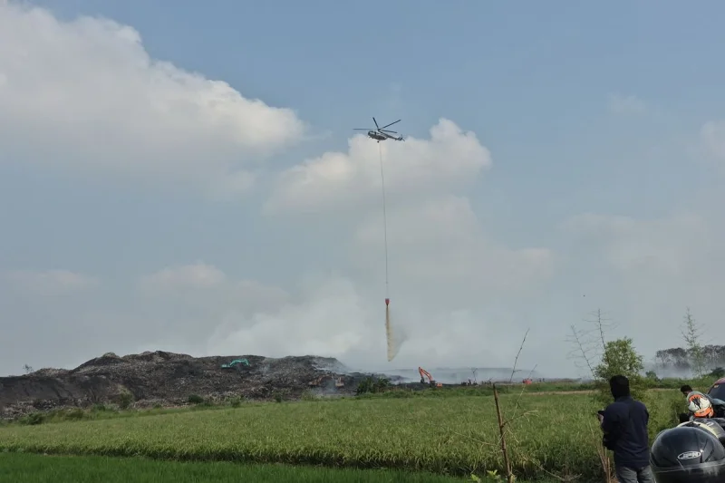 Hari Kelima Kebakaran TPA Jatiwaringin, Helikopter BNPB Terus Lakukan Water Bombing