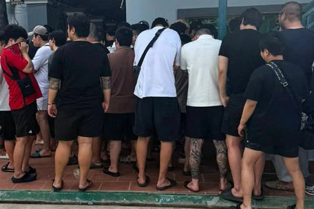 Foto ini menunjukkan orang-orang yang diduga terlibat dalam penipuan daring berkumpul selama penggerebekan di sebuah pusat penipuan di Phnom Penh. Pihak berwenang Kamboja menangkap 57 warga Korea Selatan karena diduga terlibat dalam penipuan siber transnasional, kata sebuah komisi pemerintah pada 23 Oktober, beberapa hari setelah puluhan orang yang dituduh bekerja di jaringan ilegal tersebut dipulangkan.
