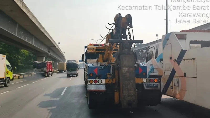 3 Truk Tabrakan di Tol Cikampek: Evakuasi 8 Jam & 1 Luka Ringan
