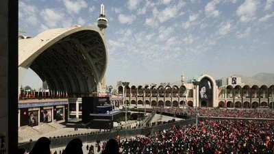 FOTO: Pilu dan Amarah Ribuan Rakyat Iran Melepas Jenazah Ali Khamenei