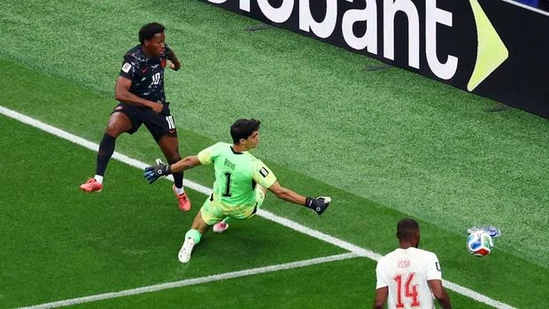 Soccer Football - FIFA World Cup 2026 - Round of 16 - Canada v Morocco - Houston Stadium, Houston, Texas, U.S. - July 4, 2026 Morocco's Yassine Bounou saves a shot from Canada's Jonathan David REUTERS/Issei Kato