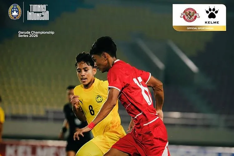 Pemain timnas U17 Indonesia dijaga pemain Timnas Malaysia pada laga pertama uji coba internasional yang bertajuk Garuda Championship Series 2026 yang berakhir dengan skor 1-1 di Stadion Manahan Solo, Sabtu (4/7/2026) malam.