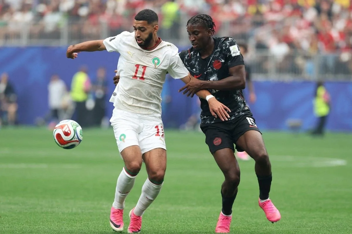 Ismael Saibari, dan Moise Bombito, berebut bola dalam pertandingan babak 16 besar Piala Dunia 2026 antara Kanada dan Maroko di Stadion Houston, Houston, pada 4 Juli 2026.