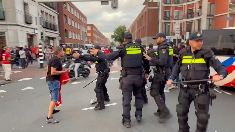 Kekacauan total di Den Haag setelah Maroko menang di Piala Dunia: polisi bertindak tegas