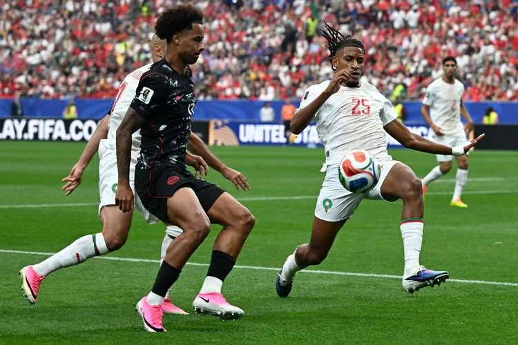 Redouane Halhal (kanan) dari Maroko berduel dengan Tajon Buchanan (tengah) dari Kanada dalam pertandingan babak 16 besar antara Kanada dan Maroko pada Piala Dunia 2026 di Stadion Houston, Houston, Amerika Serikat, 4 Juli 2026.