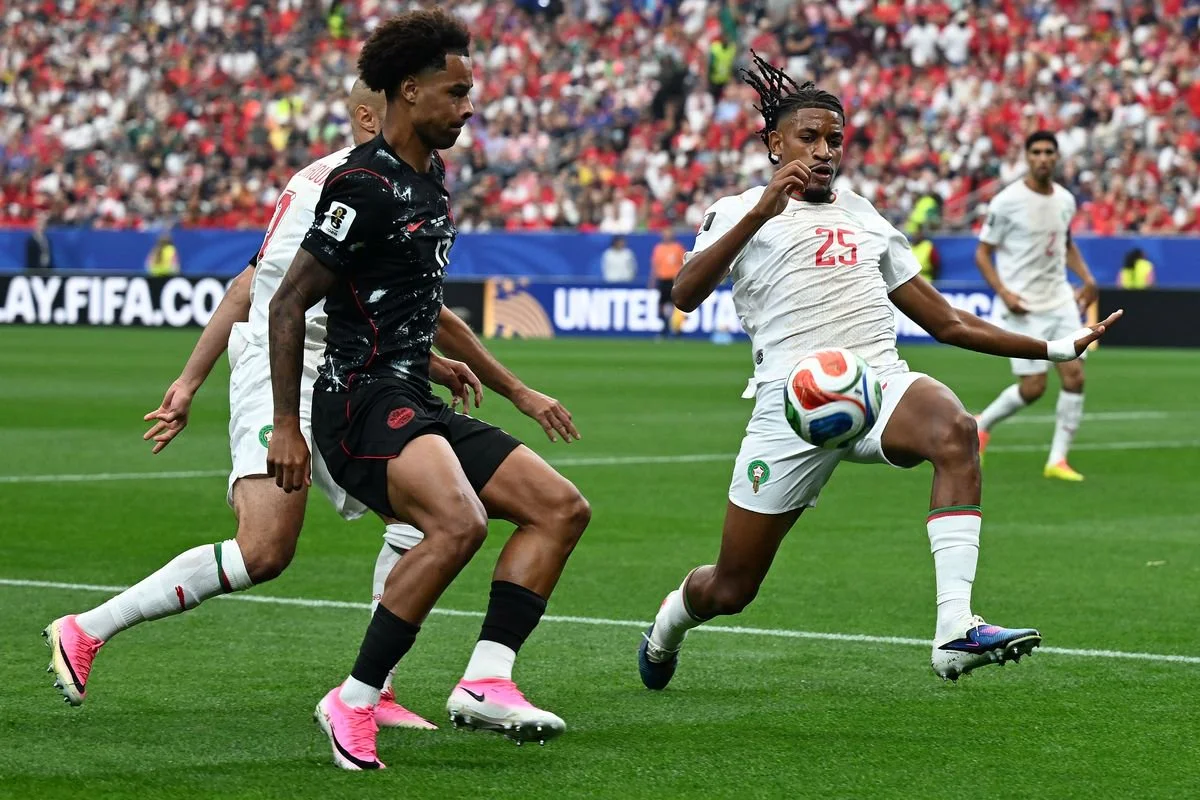 Redouane Halhal (kanan) dari Maroko berduel dengan Tajon Buchanan (tengah) dari Kanada dalam pertandingan babak 16 besar antara Kanada dan Maroko pada Piala Dunia 2026 di Stadion Houston, Houston, Amerika Serikat, 4 Juli 2026.