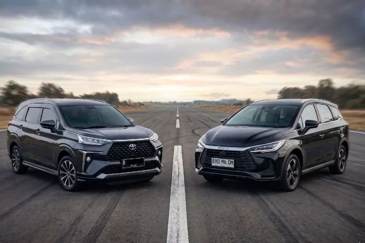 BYD M6 DM dan Toyota Veloz Hybrid sama-sama MPV elektrifikasi, tapi beda teknologi, karakter, hingga efisiensi.