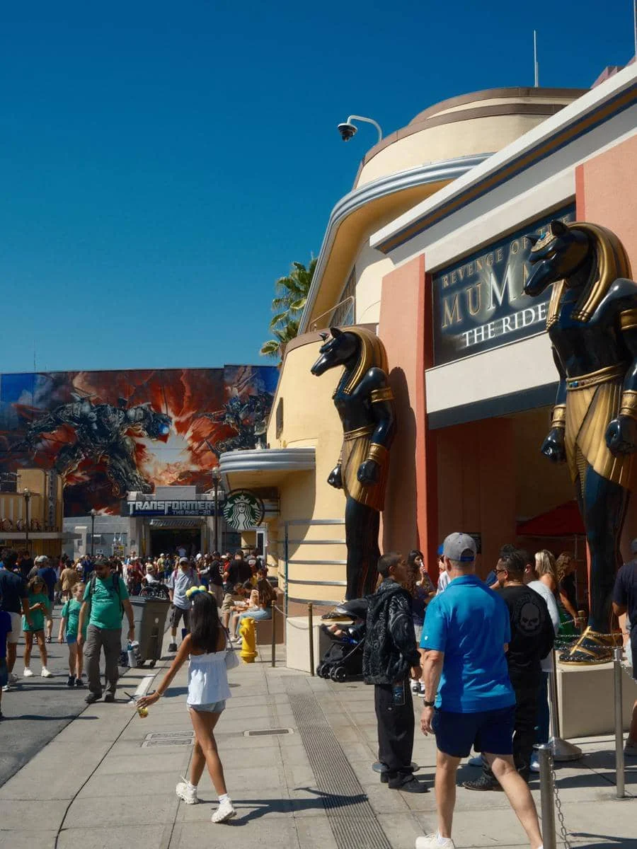 Natasha Wilona main di Universal Studios Hollywood