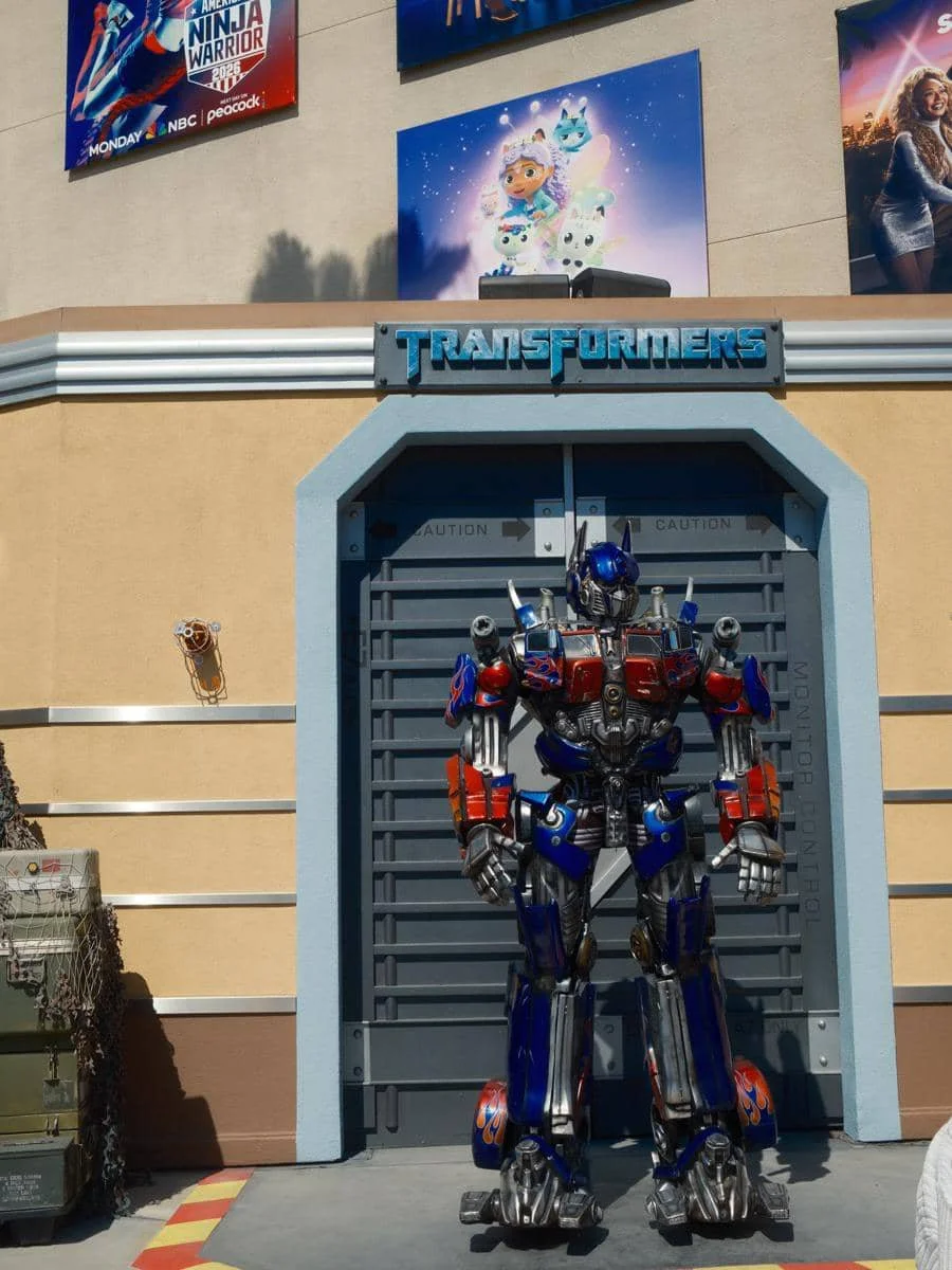 Natasha Wilona main di Universal Studios Hollywood