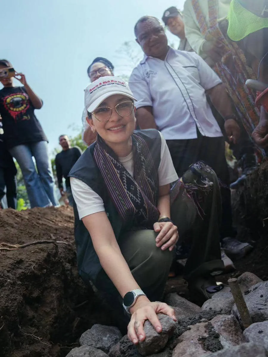 Luna Maya membangun TK di Flores