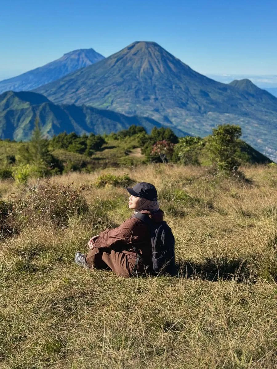 Ririe Fairus mendaki Gunung Prau