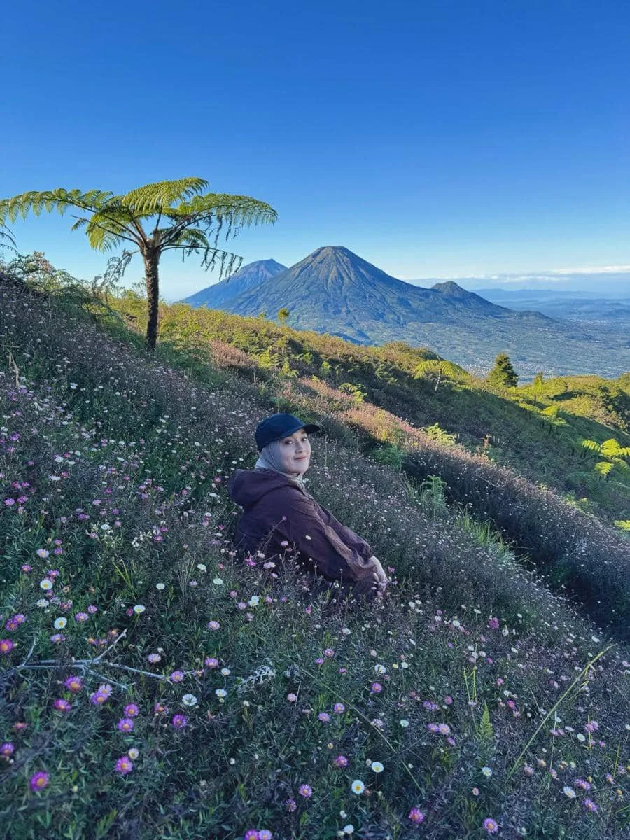 Ririe Fairus mendaki Gunung Prau