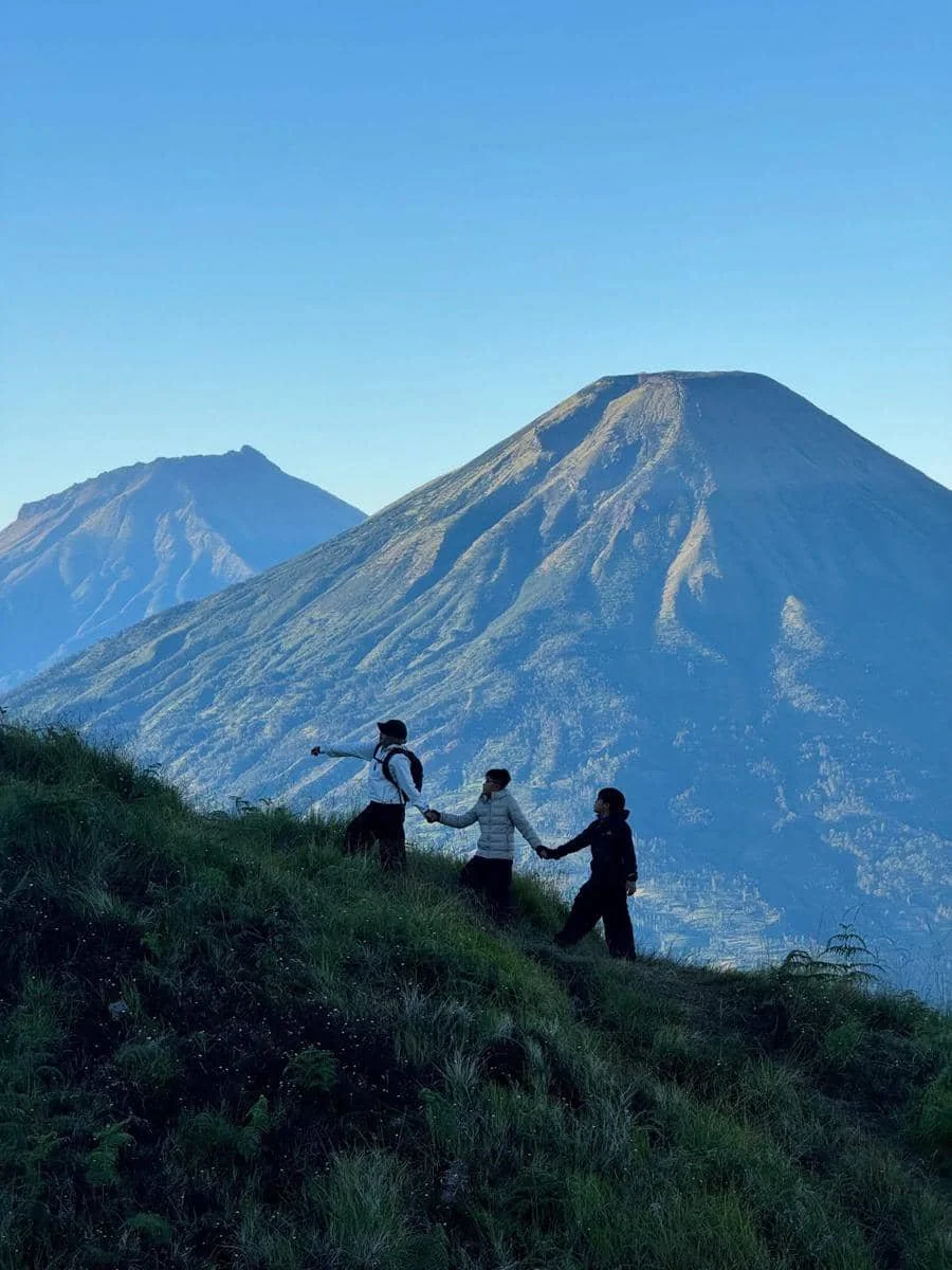 Ririe Fairus mendaki Gunung Prau