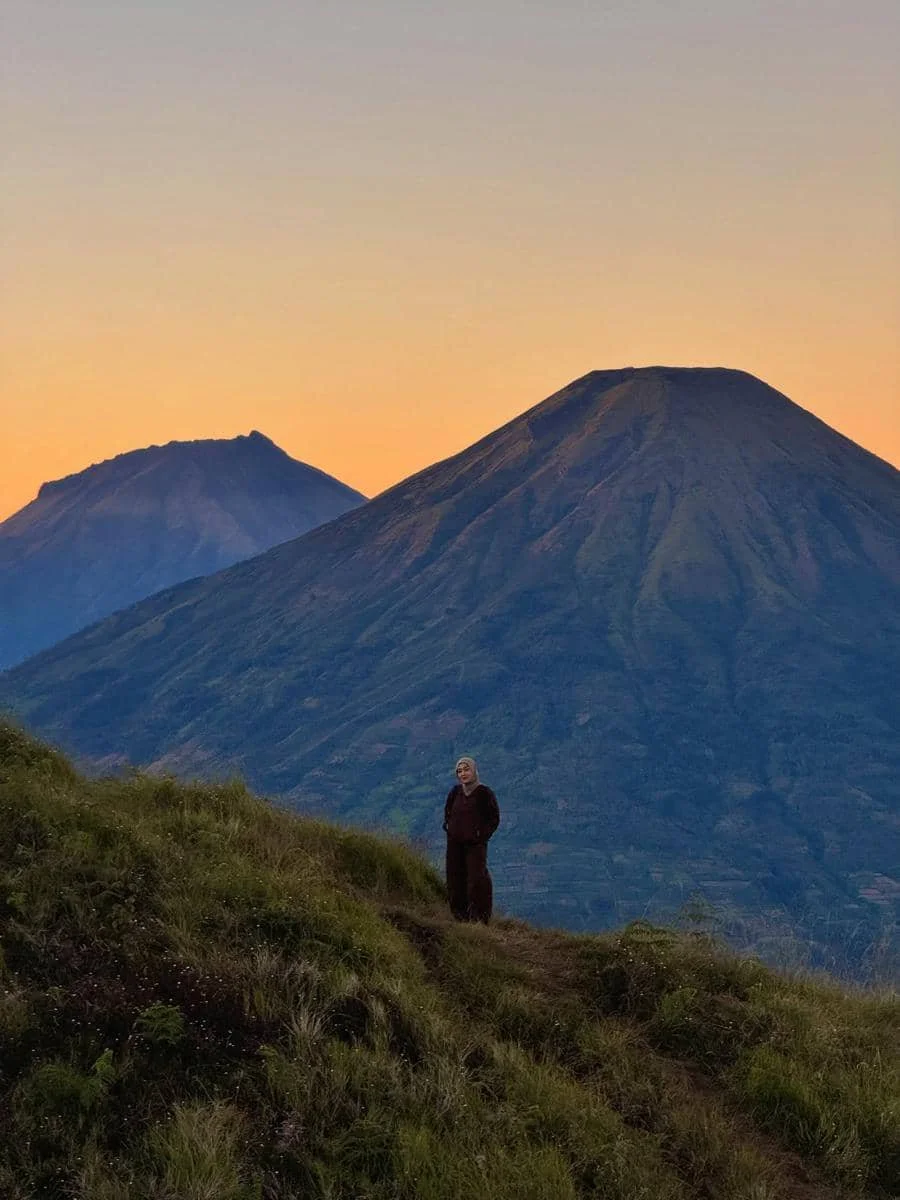 Ririe Fairus mendaki Gunung Prau