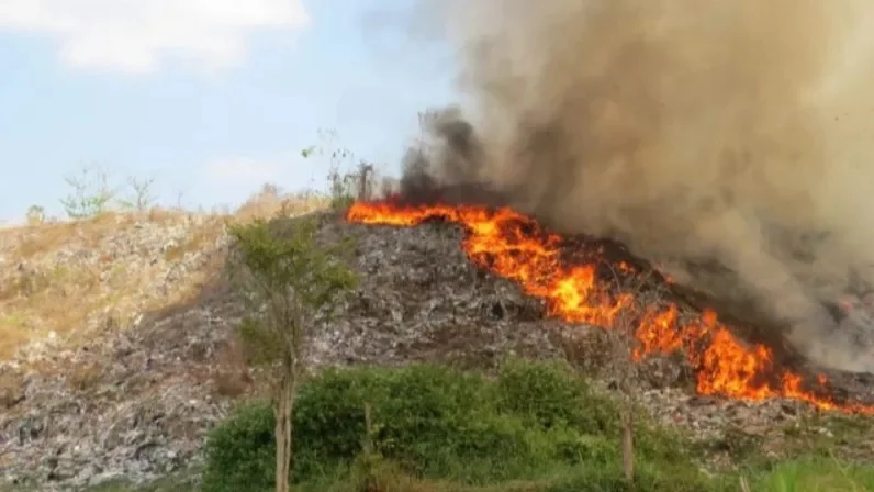 TPA Pakusari Jember Terbakar Sabtu Siang akibat Puntung Rokok