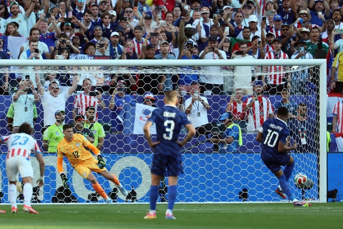 Penyerang Timnas Perancis, Kylian Mbappe, mencetak gol pertama timnya melalui tendangan penalti yang berhasil melewati kiper Timnas Paraguay, Orlando Gill, dalam pertandingan babak 16 besar Piala Dunia 2026 antara Paraguay vs Perancis di Philadelphia Stadium, Philadelphia, pada Minggu (5/7/2026) pagi WIB.