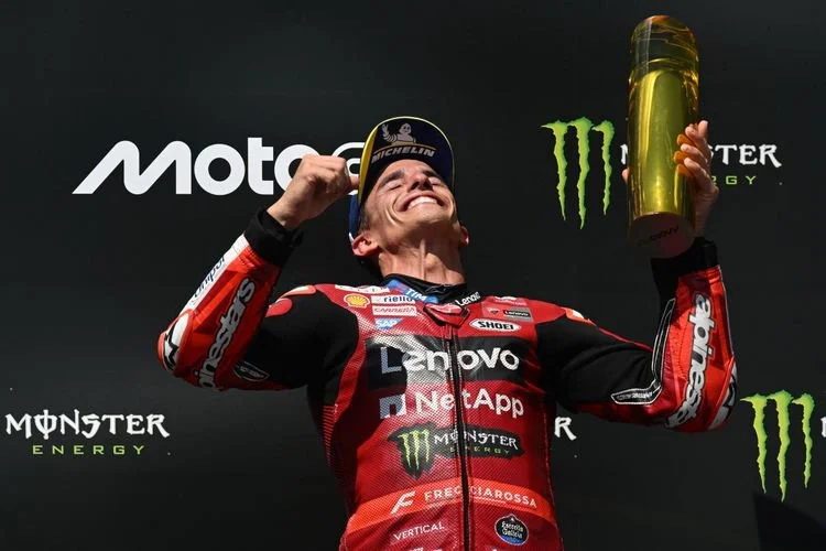 Marc Marquez (Ducati Lenovo Team) merayakan kemenangan di MotoGP Ceko 2026 di Sirkuit Brno, Republik Ceko, pada 21 Juni 2026. (Foto oleh Michal Cizek / AFP)