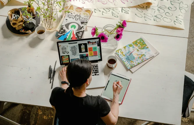 ilustrasi bekerja di depan laptop