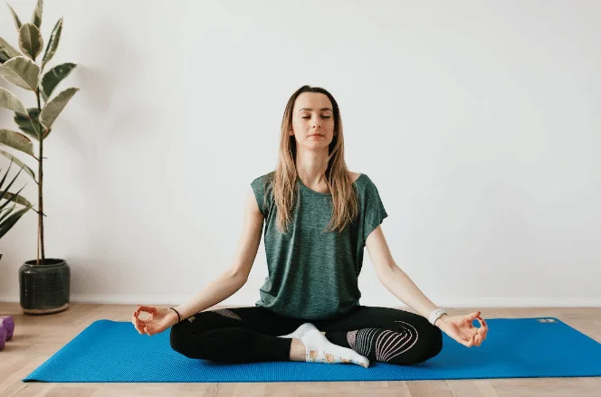 ilustrasi perempuan melakukan meditasi