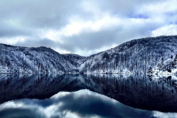 Lanskap pegunungan bersalju yang memantul di permukaan danau hasil bidikan Jiro Shiraishi. Foto yang dijepret menggunakan iPhone 6 Plus ini meraih Honorable Mention kategori Landscape di IPPA 2026.