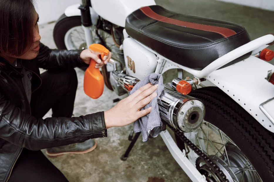 ilustrasi mengelap knalpot motor (freepik.com/pressfoto)