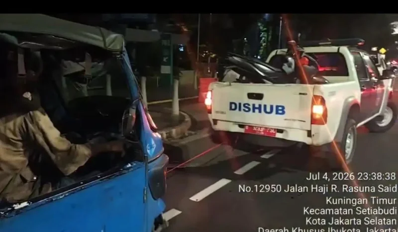 Bukan Gegara Parkir Liar, Aksi Dishub DKI Derek Bajaj Ini Tuai Pujian