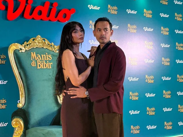 Oka Antara dan Adinia Wirasti Reuni Lewat Serial Manis di Bibir