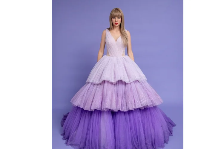 Busana Taylor Swift yang dijadikan patung oleh Madame Tussauds. Taylor Swift ternyata bergabung dengan deretan selebritas dunia yang memilih gaun pengantin rancangan Dior untuk hari pernikahan mereka.