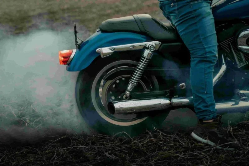 Motor Baru Tapi Ada Asap Tipis dari Knalpot dan Bau Gosong, Apakah Normal?