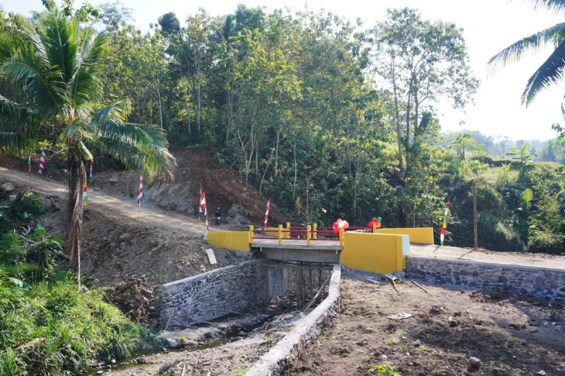 Keluarga Ini Bangun Jalan 2,5 Km dan 2 Jembatan untuk Warga Kebumen