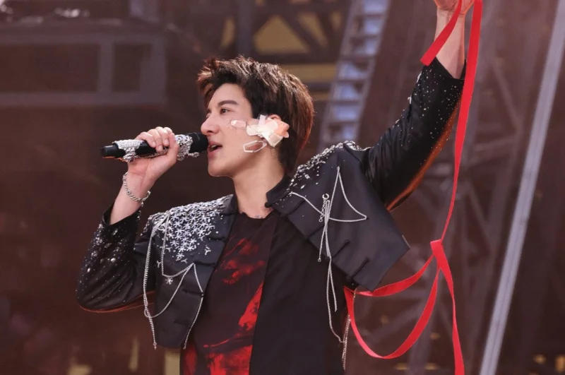 Wang Leehom Terjatuh Saat Konser, Telinga Robek dan Wajah Dijahit 39 Jahitan