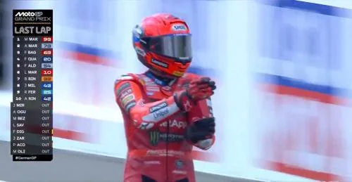 Marc Marquez selebrasi aura farming usai menang MotoGP Jerman 2025 (Foto: X/@MotoGP)