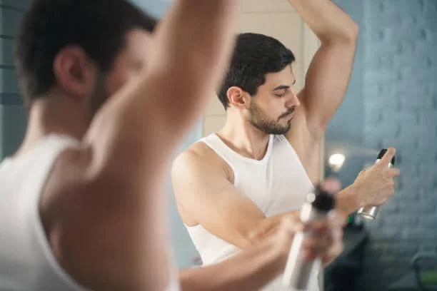 ilustrasi memakai deodorant