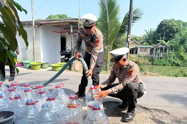 Antisipasi Kekeringan di Indramayu, Polisi Salurkan Air Bersih ke 4 Desa, BPBD Siap Siaga