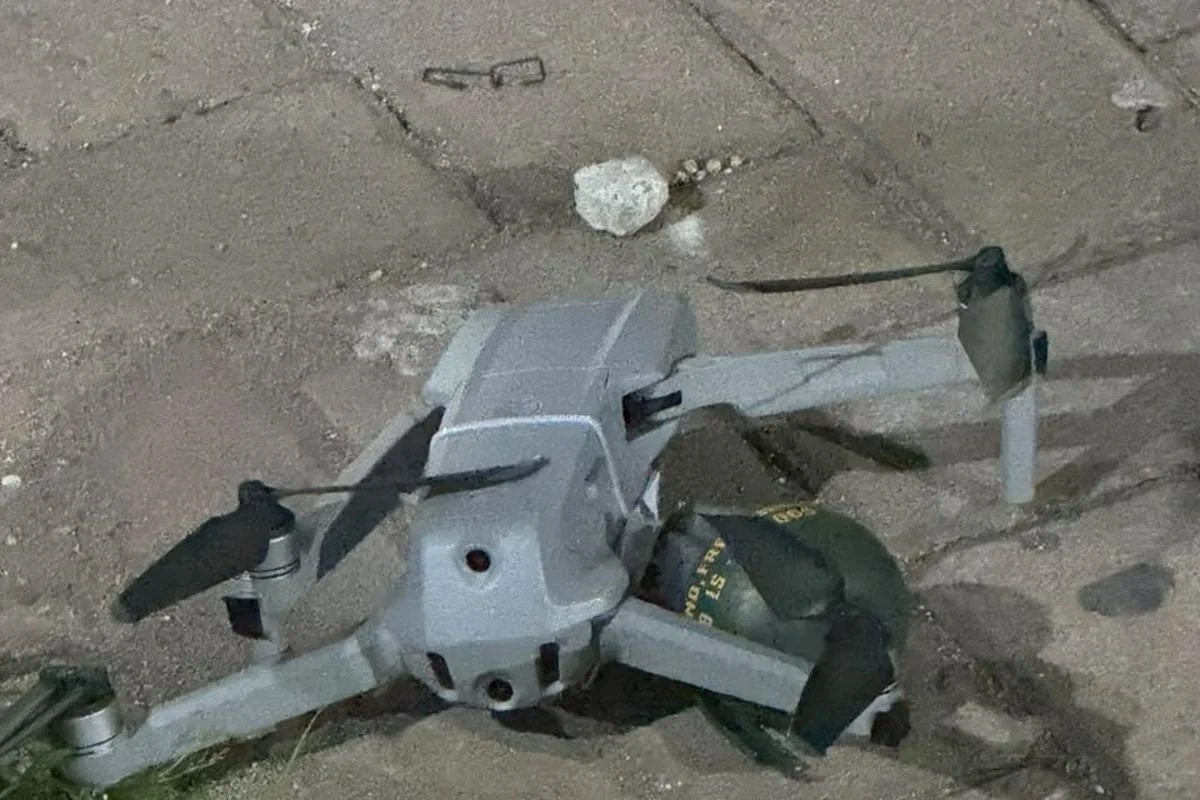 Drone berwarna abu-abu yang ditemukan di lokasi dugaan teror di kediaman salah satu kuasa hukum ahli waris sengketa lahan Arjuna HyperBowling di Pamulang, Tangerang Selatan, Minggu (5/7/2026).