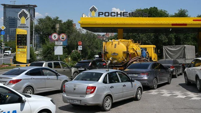 Krisis BBM di Rusia Picu Warga Berburu Mobil Listrik China