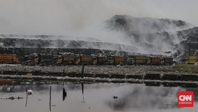 Hari Ke-6 Kebakaran TPA Jatiwaringin Belum Padam, 102 Warga Mengungsi