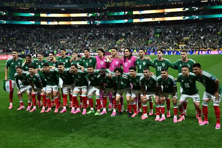 Para pemain timnas Meksiko berpose untuk foto grup sebelum pertandingan babak 32 besar antara Meksiko dan Ekuador di Piala Dunia 2026 di Stadion Kota Meksiko, Meksiko, 30 Juni 2026.