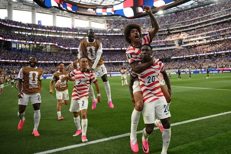 Folarin Balogun merayakan gol dengan rekan satu timnya dalam pertandingan sepak bola Grup D Piala Dunia 2026 antara AS Vs Paraguay di Stadion Los Angeles di Inglewood pada 12 Juni 2026.